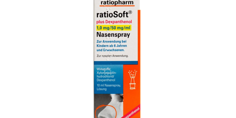 ratioSoft_Nasenspray.png Verpackung eines Nasensprays von ratiopharm, enthält Dexpanthenol für Erwachsene und Kinder ab 6 Jahren zur nasalen Anwendung.